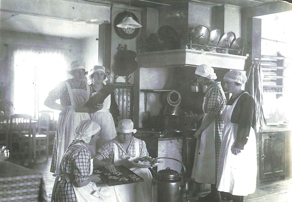 Är det kanske finska julstjärnor som precis kommit ut ur ugnen? Fotot förvaras i regionarkivet.