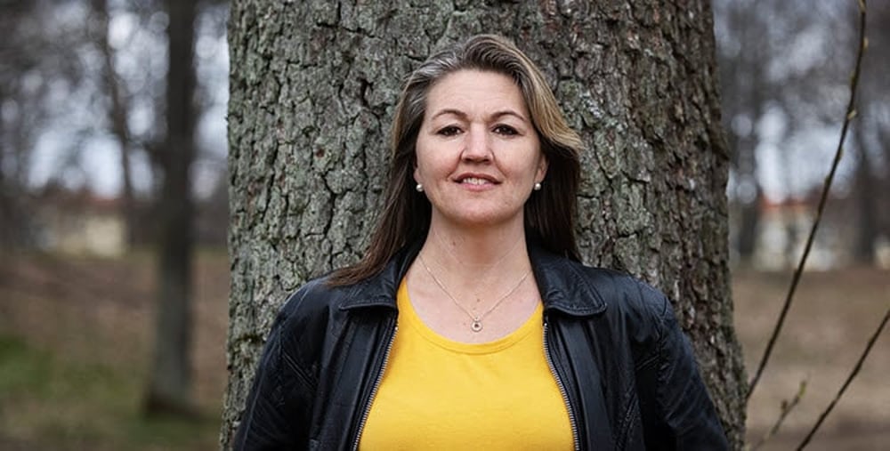 Annica Aneklev framför en trädstam