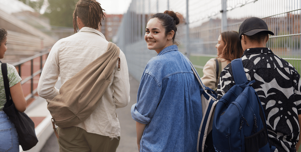 En grupp ungdomar som går bredvid varandra.