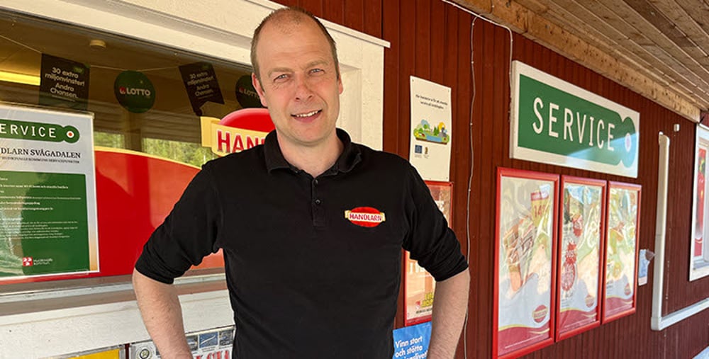 Person utanför Hybridbutiken i Svågadalen