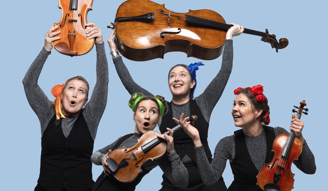 En grupp kvinnor som håller upp musikinstrument.
