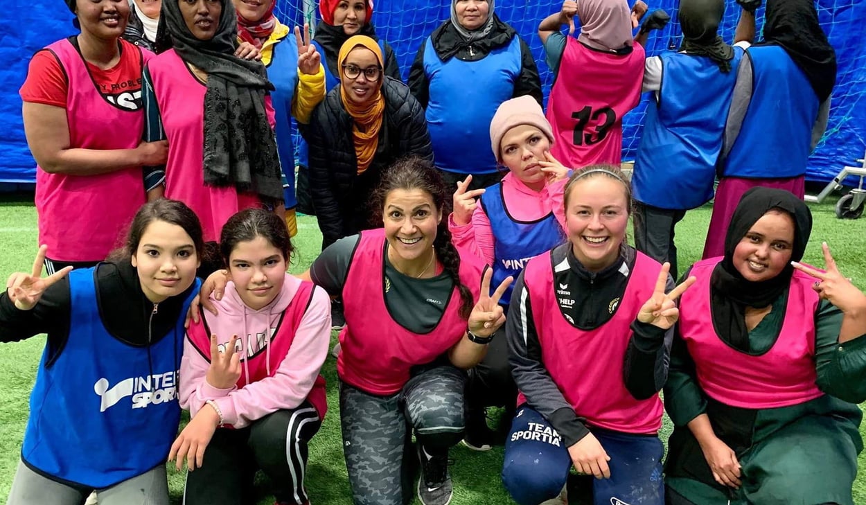 Gruppbild på ungdomar