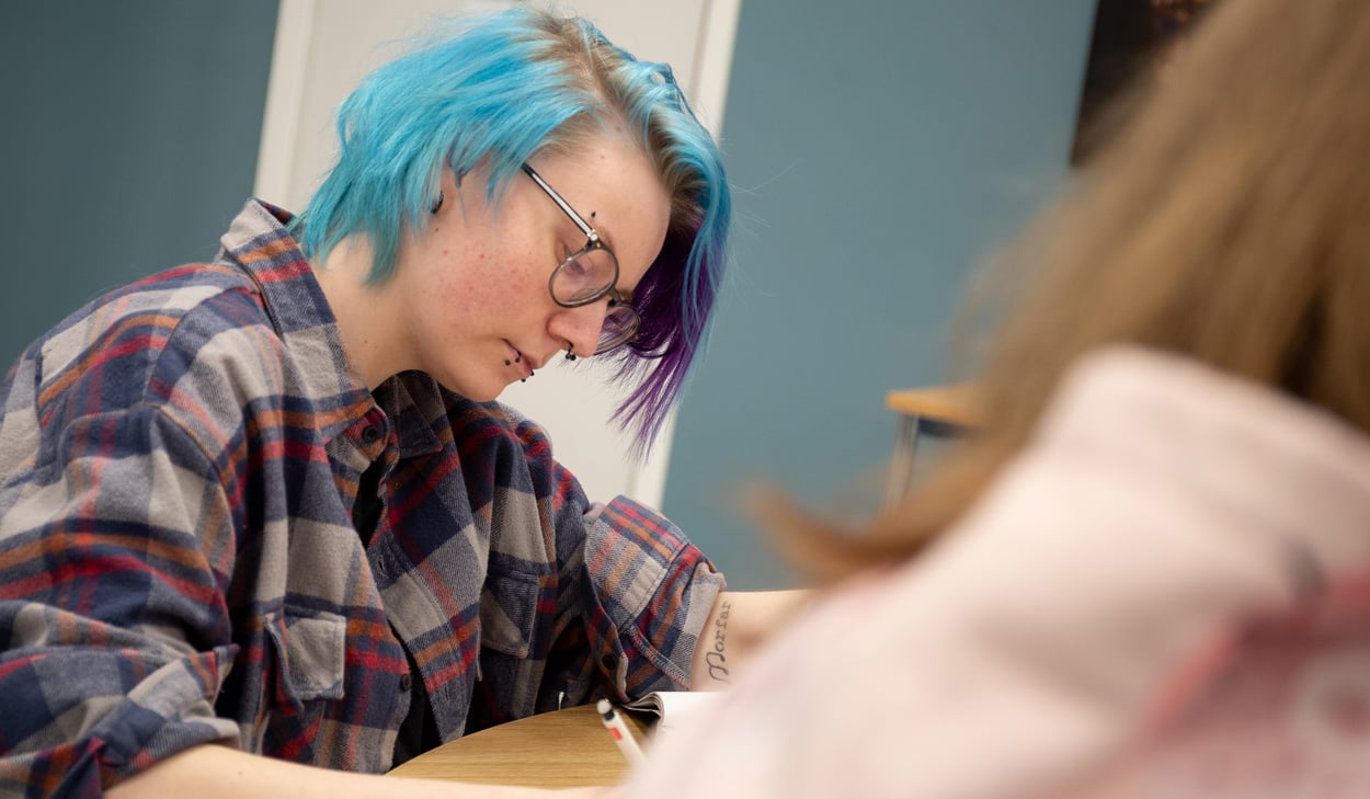 Kursdeltagare sitter och studerar