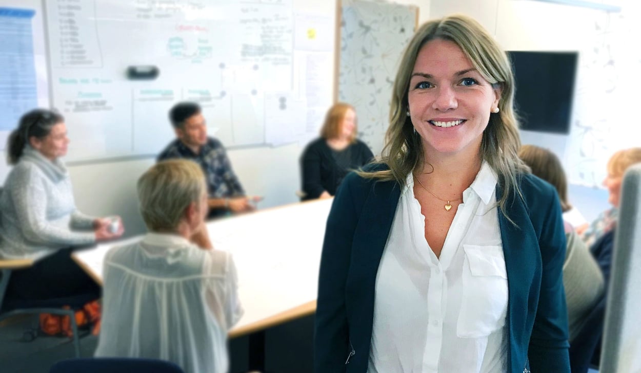 Johanna Borgström med kollegor suddiga i bakgrunden.
