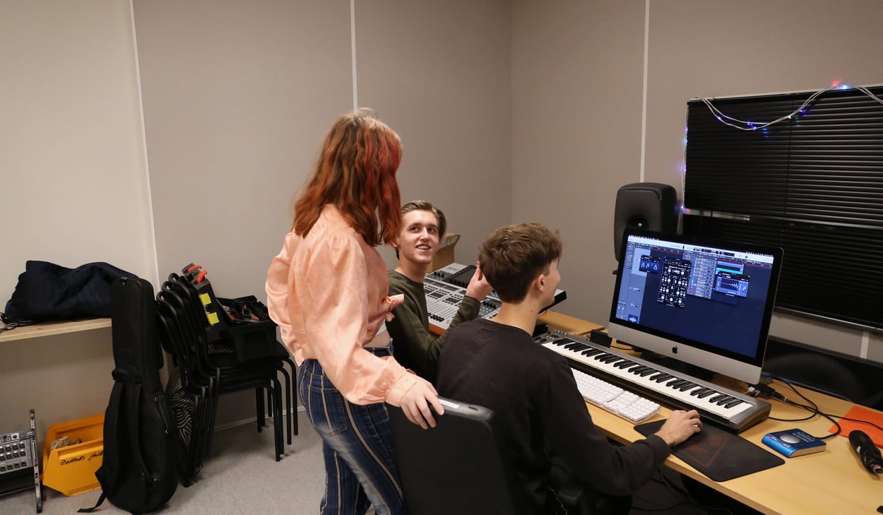 Musikelever som spelar instrument