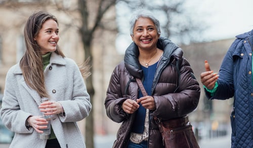 En grupp med tre kvinnor som står bredvid varandra.