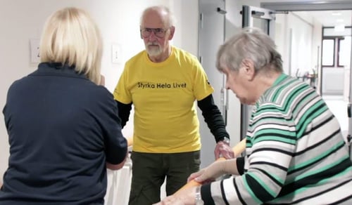 En grupp människor som står runt varandra.