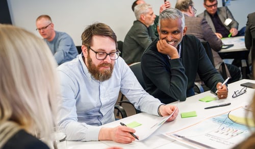 Tjänstemän arbetar tillsammans på en workshop.