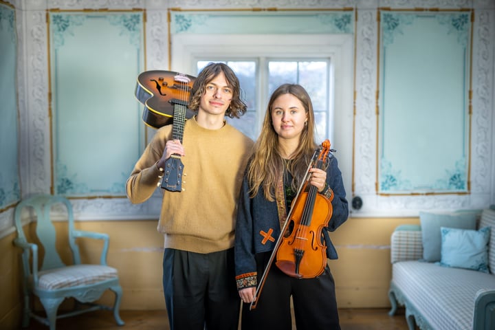 Musikelever som spelar instrument