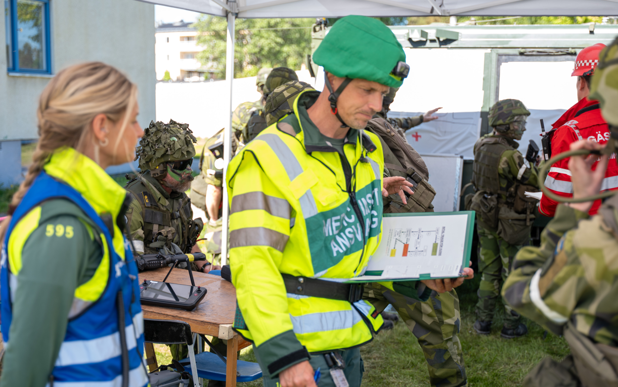 En grupp m&auml;nniskor som st&aring;r runt ett bord.