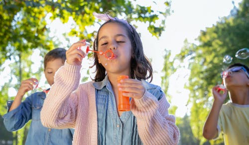Barn som blåser såpbubblor