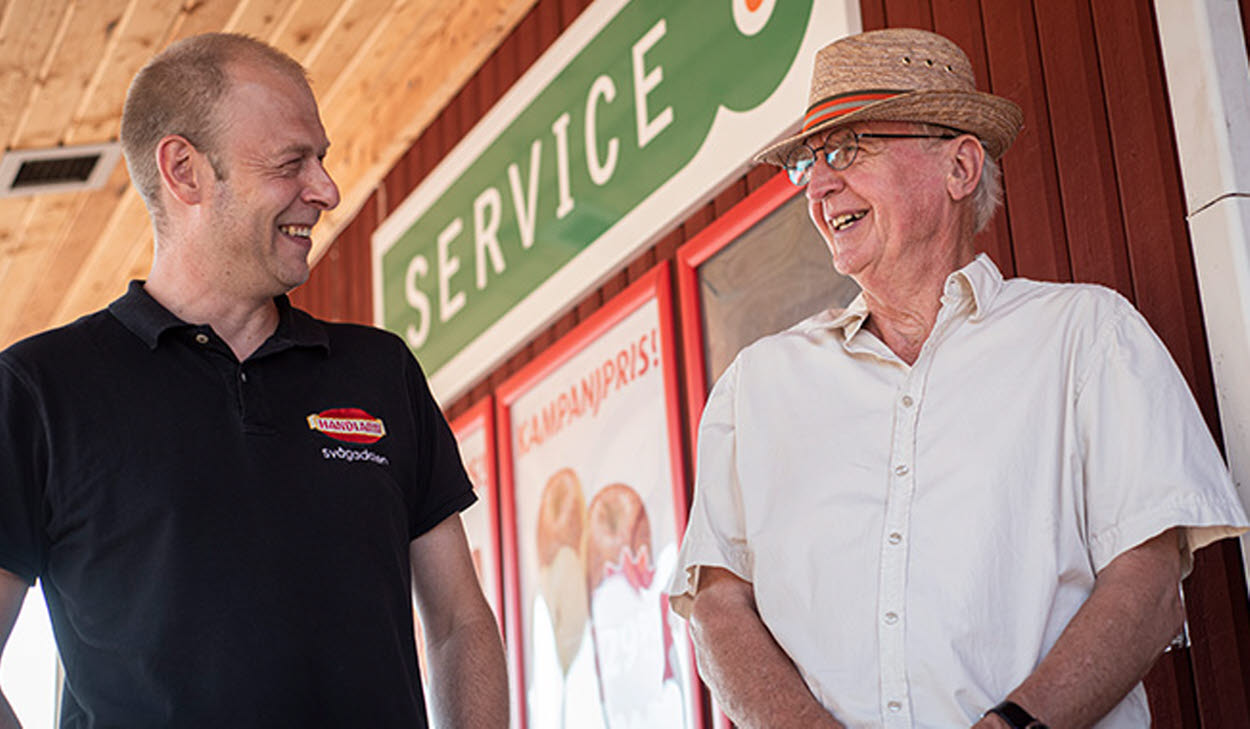 Två personer utanför en hybridbutiken