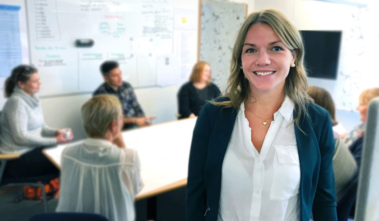 johanna borgström och i bakgrunden kollegor som är suddiga