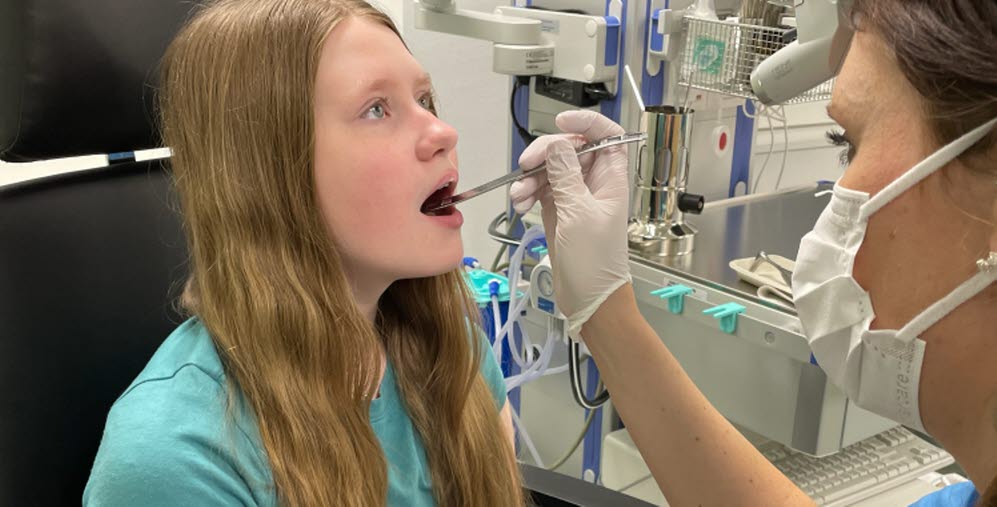 Flicka blir undersökt på öron, näsa, hals-mottagningen i Hudiksvall. 