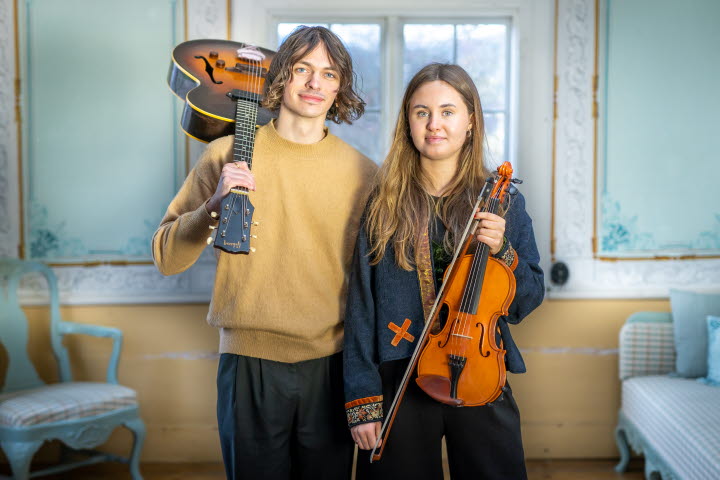 Musikelever som spelar instrument