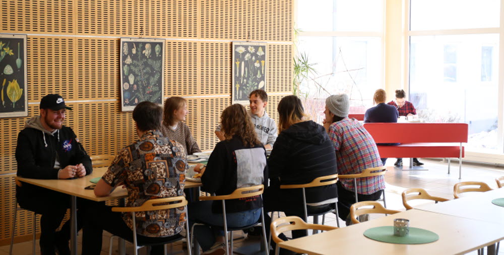 Kursdeltagare sittandes i restaurang