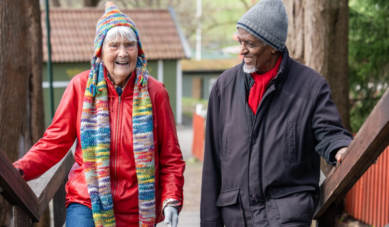 Kvinna och man på promenad