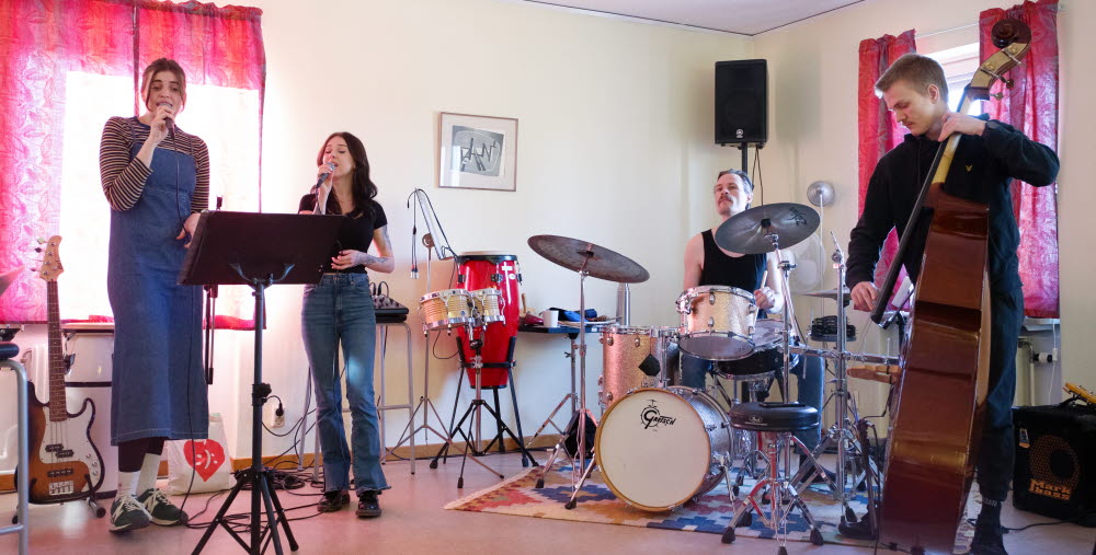 Kursdeltagare som spelar instrument