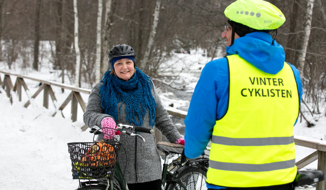 Vintercyklister står vid sina cyklar. 