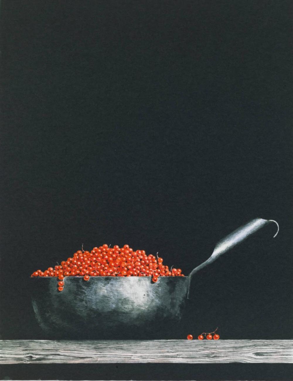 Konsterk Vinbär av Philip von Schantz, en svart panna fylld med vinbär stående på en träbänk med fyra vinbär liggandes utanför pannan, svart bakgrund