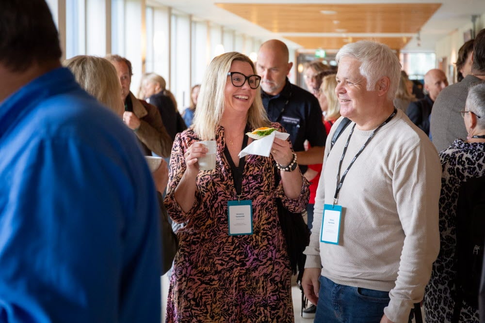 Två personer i samtal.