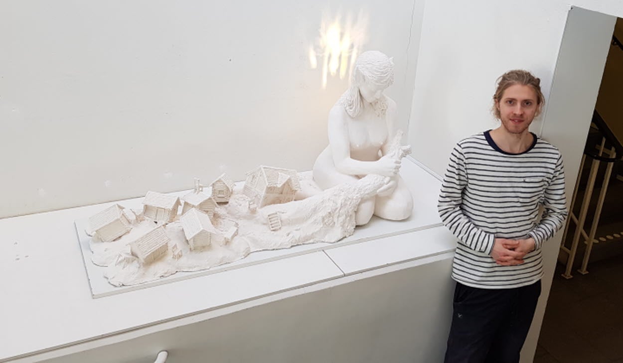 2022 års vinnare i utsmyckningstävlingen. Karl Dahlgren med sitt konstverk. Konstverket är en skulptur bestående av ett skogsrå avbildat som en kvinnofigur. 