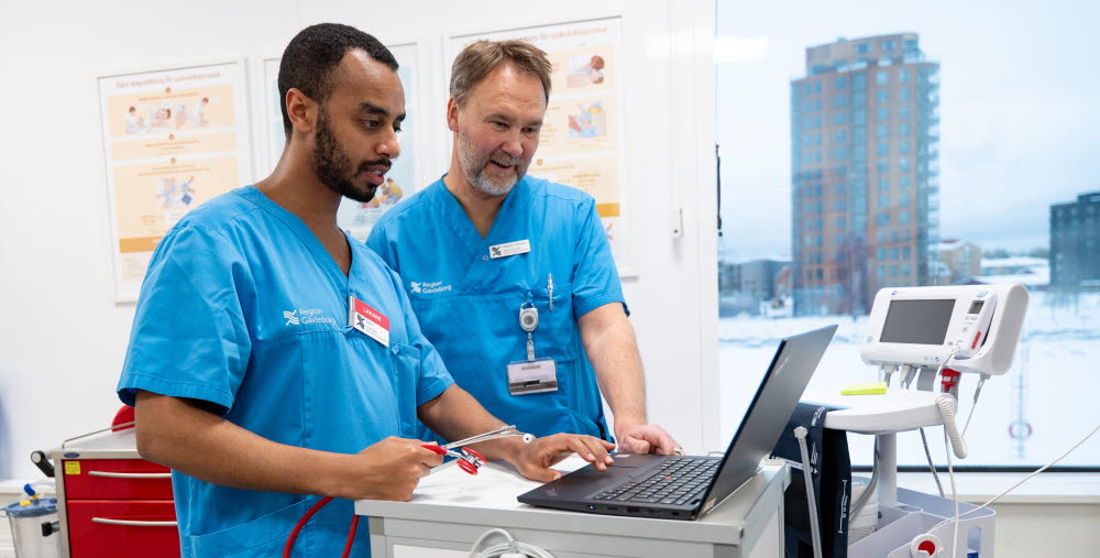 Två läkare samtalar i en vårdmiljö