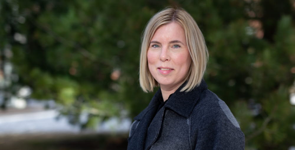 Porträttbild på Hanna Krantz med grönt träd i bakgrunden