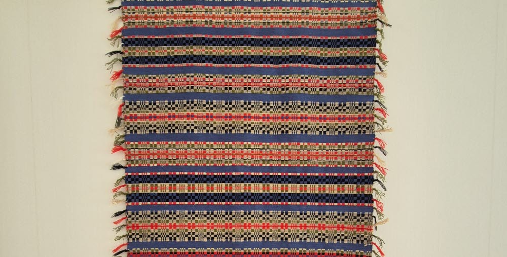 Nyvävt gåvokläde i munkabälte efter en gammal förlaga från Bollnäs-Voxnadalens hemslöjdsförening.

