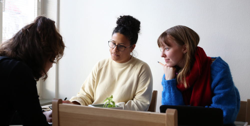 Kursdeltagare sitter vid bord och studerar