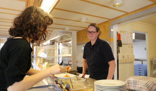 Personal och besökare vid restaurangen på Bollnäs folkhögskola