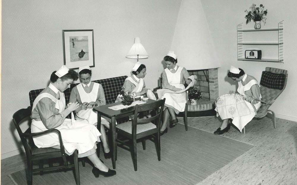 Handarbete i det tidlöst inredda uppehållsrummet, Sjuksköterskeskolan Gävle. Troligen 1950-tal. 