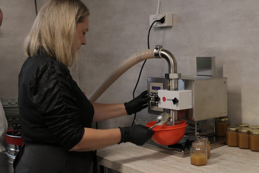 Biodlare Chatarina Berglund på Säljans bigård i Sandviken.